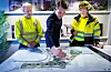 PLANTRØBBEL: Prosjektleder Thomas Bakke viser hvor det har stoppet opp i byggeprosessen. Til venstre klubbleder Egil Dahl, til høyre tømrer Håkon Straume.
