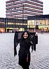 TOPPKARAKTER: Hun fikk toppkarakter på masteroppgaven i historie, men valgte vekk en akademisk karriere. Her står hun på Fredrikkeplassen på Universitetet i Oslo.