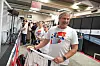 Som vanlig tropper Fagforbundet opp med eget supporter-merch. Her er Helge Sporsheim i gang med å varme opp heia-innsatsen like før helsefagarbedier Henrik Solberg Bølgenhaugen skal ut i manesjen.