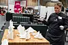 Emma Johanne Torpet (19) fra To Rom og Kjøkken Trondheim sjekker at serviettene er som de skal. Servitørfaget er mer enn bare servering.