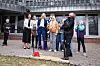 Statsrådene Kari Nessa Nordtun og Sigrun Aasland ønsker at flere unge skal velge realfag i fremtiden. Her er de sammen med elever som har laget papirrakett på Teknisk museum.