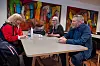 Trude Tinnlund (LO), Benedicte Sterner (LO) og Svein Harald Larsen (NHO Elektro) oppsummerer en lang dag og forbedereder seg på framtidige dager