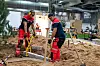 Tunge løft for anleggsgartnerne Fabian Skatvedt (18) sammen med makker Jørgen Hansen Sukke (20), begge fra selskapet Håkonsen og Sukke i Vestfold.