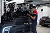 Andreas Jørgensen (22) fra Bertel O Steen Lastebil og Buss i Arendal prøver å finne ut hva som feiler denne lastebilen. Også han var med til VM i Lyon