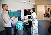 ETTER SKOLETID: Spill er et populært tilbud når elevene kommer fra skolen, forteller miljøkoordinator Leo Gabrielsen på Grorud skole og leder Amal Salhi.