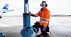 MYE Å VEDLIKEHOLDE: En av mange oppgaver på flyplassen, er vedlikehold av flybroene. Lærling Adrian Falke (22) sjekker at det ikke er noen lekkasjer i løftesylinderen.