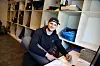FRIVILLIG: Umut Gürbüz har vært mye på Ammerudklubben. Nå hjelper han til med ulike oppgaver, som å låne ut utstyr.