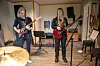 GITARISTER: For Åmund Velle og Ida Krok Nielsen betyr Fyrhuset musikkverksted mye. Her øver de med sine band Ståpels og Sceneskrekk og får gitartimer. – Det er et fint miljø med snille lærere, sier de to.