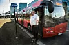 REGULERING: Når bussen kommer til vendepunktet på ruta, er det ti minutter pause dersom bussfører Petter Tøma holder tida. Pausen er lagt inn for å kunne komme à jour med rutetidene.