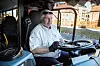 TURNUSLØS: Bussfører Petter Tømta kjørte turbuss før pandemien inntraff. Nå kjører han buss i indre by i Oslo, uten fast rute eller arbeidsturnus.