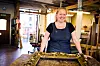 UTFORDRENDE: Konservator Juliane Derry liker friheten i å være selvstendig, med utfordrende oppdrag fra restaurering av møbler til store interiører i historiske bygninger. Men blir hun syk, er det null støtte å få.