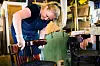 SISTE FINISH: Å videreføre tradisjonelle teknikker står langt framme når Derry planlegger et arbeid. For et par år siden tok hun mastergrad på temaet shellac. Hun reiste til India for å studere på nært hold hvordan lokalsamfunn utvinner sekretet av lac-billen og videreforedlet det til eksportvare.