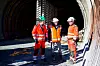 Terje Krossøy og Inge Ramsdal slår av en prat med Sture Vevatne utenfor portalen ved inngangen til  Skogafjellstunnelen.
