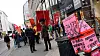 STOR STØTTE: Før meklingen startet i dag var det stor fanemarkering utenfor Riksmekleren i Oslo. Det viste den store støtten sykkelbudene har hatt i streiken.