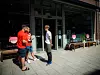 FØRST UT: Martin Jerner fekk eit LO-berenett med godteri, og eit fast handtrykk frå Martin Morken og Nabil Harchaouen – som takk for at han var første sommarvikar som vart intervjua under årets sommarpatrulje i Trøndelag.