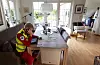 Ansvarlig pasientbehandler Kristoffer Pedersen holder kontakten med nevrologen i Kristiansand.