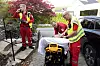 Kvinnen klargjøres for ambulansen av Kristoffer Pedersen (f.v.), Lars Vereide og Harald Landa.