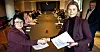 KRAV: Hege Espe i Fellesforbundet (til venstre) og Iselin Seeberg i NHO Byggenæringen utveksler kravene i oppgjøret.