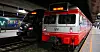 Et tog av type 69 (til høyre) på Oslo S i fjor. Disse skal tas ut av trafikk, men erstatterne kan nå bli ytterligere forsinket.