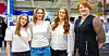 FREMTIDEN: VG2-elevene Sofie Niemi (fra venstre), Emma Nordahl og Hedvig Hagerup dro hele veien fra Skien med lærer Silje Sørensen for å delta på Damenes aften.