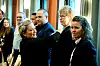 LO-nestleder Sissel Skoghaug hedret de tillitsvalgte som har bestått LO-skolen. Her er det Kira Stang fra Norsk Arbeidsmandsforbund som få nålen festet på jakkeslaget.