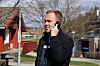 Kenneth Pedersen ringer inn til institusjonen for å forsikre seg om at ungdommer ikke er på vei inn eller ut mens Fontene tar bilder av ham.
