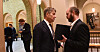 Terje Aasland og Mimir Kristjánsson diskuterer Kielland-ulykken i vandrehallen på Stortinget.