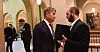 Terje Aasland og Mimir Kristjánsson diskuterer Kielland-ulykken i vandrehallen på Stortinget.