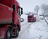 Leire ut, stein inn: Lastebilene kjører i skytteltrafikk.  NVE leier inn lokale entreprenører når d e skal ha leira ut og stein inn.