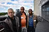 SAMARBEID: Keith Swanepoel (t.v.) og Walter Theledi (t.h) representerer hver sin fagorganisasjon for kommunal sektor i Sør-Afrika. I midten står Speed Katishi Mashilo, som representerer arbeidsgiverne. De mener trepartssamarbeid er et nyttig verktøy mot arbeidsledighet og økonomiske nedgangstider.