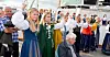Bunadsgjengen møtte Jonas Gahr Støre på kaia i Sandnessjøen.