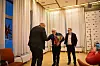 Eirik Todal mottok hedersprisen for fag- og yrkesopplæring på vegne av Sibelco. Til venstre fylkesordfører Hans-Jacob Bønå (H). Til høyre Raymond Robertsen (H), leder for hovedutvalget for kompetanse.