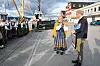 Jonas Gahr Støre fikk gave fra Bunadsgengen og Line Rønning Føsker.