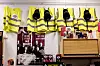 PAUSE: På klubbkontoret i Sinebrychoff er streikevestene hengt opp for denne gang.  Men de kan tas i bruk igjen i forbindelse med tariffoppgjøret.