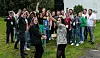 SELFIE: Antirasistisk Senter holdt foredrag og tok en selfie utenfor lokalet etterpå, mens det pågikk en brannalarm på hotellet i Kolbotn. T.v. Maria Wasvik, t.h. Sofia Rana.