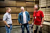 DET LØSTE SEG: Etter åtte måneder som arbeidsledig, fikk Truls Bertelsen seg jobb og rettigheter til AFP hos Smartpanel. Marius Heidenberg, daglig leder Smartpanel (til høyre) og organisasjonsarbeider Per-Arne Hansen i Fellesforbundet avdeling 2, Fredrikstad Fagforening i midten.  Truls Bertelsen (t.h.) mistet AFP da han ble oppsagt fra Jøtul-fabrikken ved nyttår. Nå har han fått seg ny jobb i 20 prosent stilling ved Smartpanel på Øra i Fredrikstad.