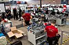 Team mekatronikk i sving mens de bygger en liten fabrikk under konkurransen.