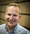 VINN-VINN: Daglig leder Marius Heidenberg ved Smartpanel i Fredrikstad var ute etter en som Truls til en mindre, men viktig jobb ved fabrikken.