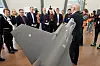 Statsminister Jonas Gahr Støre besøkte Kongsberg Defence & Aerospace i januar i fjor og ble vist rundt av blant andre konsernsjefen i Kongsberg Gruppen Geir Håøy. De produserer deler til F-35-jagerflyene som blant andre Israel bruker.