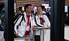 Worldskills-leder Bjørn Valstad i samtale med helsefagarbeider Emma Straub mens de ser på frisør Andrea Smedby. Straub var for øvrig også alvorlig nærme en utmerkelsesmedajle.