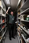 I HJERTET AV NVE: Inne i hvelvet står hyllerader med bilder som enda ikke er digitalisert. Noe av jobben med det gjør Stig Storheil selv, men det meste sender han videre til eksterne. Digitalisering er nemlig bare en liten del av jobben som fotoarkivar i Norges vassdrags- og energidirektorat.