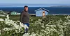 – Dette bilde blir kanskje samenes svar på Hemmingway, spør Henriksen fotografen. Her står han i åkeren som han sprang rundt i som barn.