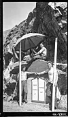 MÅLER HØYDER: Nivellørassistenter lærer å måle høyder og høydeforskjeller i Bratlandsdalen mellom Rogaland og Hordaland sommeren 1936.