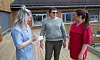 FERSKINGER: Tillitsvalgt Tove Gundersen med de to unge og fornøyde helsefagarbeidere, Silje Bjørnvolden og Malin Elisabeth Moen.
