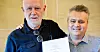 Transportarbeiderforbundets leder Lars Morten Johnsen og Fellesforbundets leder Jørn Eggum med den signerte avtalen.