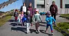 RETNING BIBLIOTEKET:  Alle barna i barnehagen på Utsira er klare for ekspedisjon til biblioteket. Jostein (4), Ingrid (5) og Daniel (4) i front leder Sondre (3), Daryna (4), Sofia (2), Maria (4), Nora (4) og de voksne Viktoria Matyashena  og Josephine Nesse og Marlin Eriksen i riktig retning.