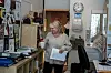 Fontene spør om miljøterapeuten kan vise noe som tyder på at hun jobbet på skolen lenge. – Alt rotet, svarer hun og smiler.