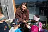 GAVEPRODUKSJON: Styrer i barnehagen på Utsira Marlin Eriksen gjør klar sjokolademynte som bibliotekaren skal få i bursdagsgave fra alle i barnehagen Maria med rosa pannebånd er den heldige som skal få bære stasen ned til biblioteket.