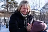 Ute i skolgegården går Nøstdahl rundt og trekker opp glidelåser på jakkene til elevene. Det er 15 minusgrader i Skien denne dagen.