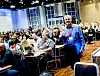 STØTTE: Et enstemmig landsmøte vedtok å støtte kameratene i transportarbeiderforbundet med en halv million kroner. Halvor Langseth har ledet bevilgningskomiteen.